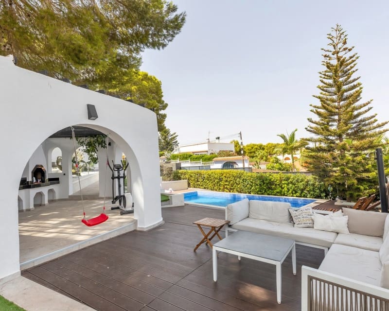 5 Zimmer Villa zu verkaufen in Los Balcones mit Pool Garage - 849.000 € (Ref: 10057328)