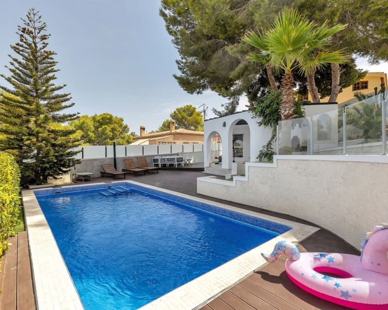 5 Zimmer Villa zu verkaufen in Los Balcones mit Pool Garage - 849.000 € (Ref: 10057328)