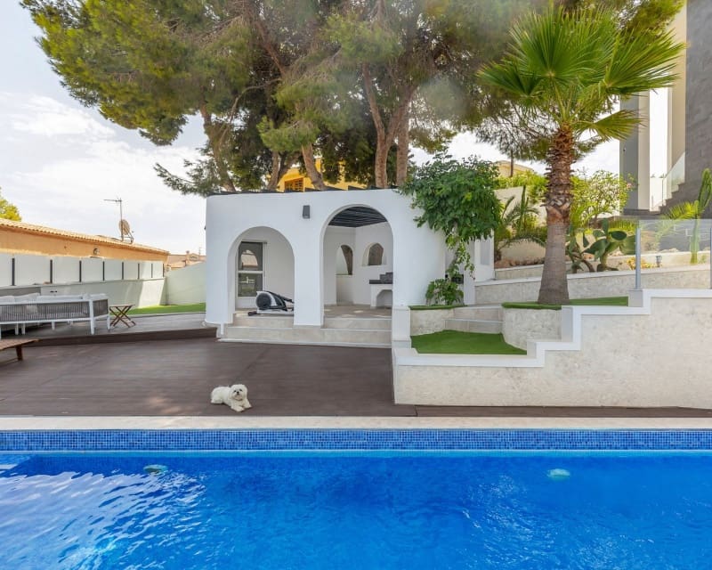 5 Zimmer Villa zu verkaufen in Los Balcones mit Pool Garage - 849.000 € (Ref: 10057328)