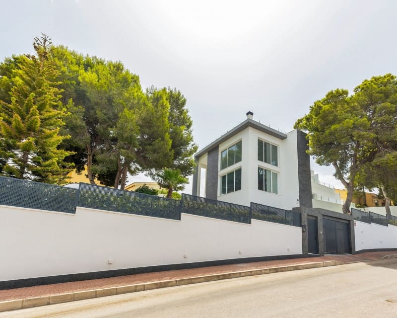 5 Zimmer Villa zu verkaufen in Los Balcones mit Pool Garage - 849.000 € (Ref: 10057328)