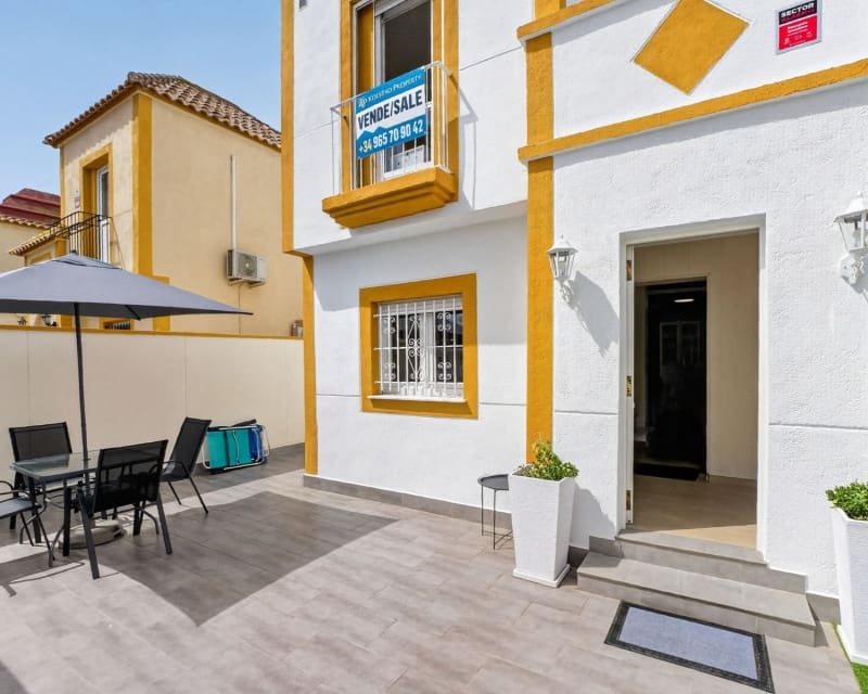 3 bedroom Townhouse for sale in Torrevieja with pool - € 199,000 (Ref: 10057330)
