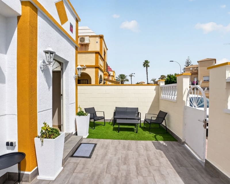 3 bedroom Townhouse for sale in Torrevieja with pool - € 199,000 (Ref: 10057330)
