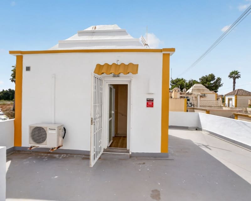 3 bedroom Townhouse for sale in Torrevieja with pool - € 199,000 (Ref: 10057330)