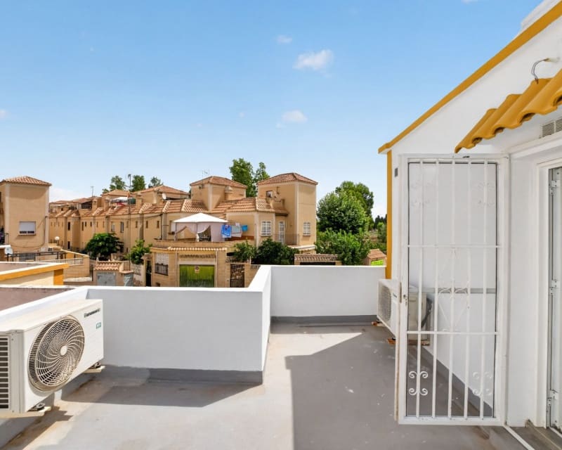 3 bedroom Townhouse for sale in Torrevieja with pool - € 199,000 (Ref: 10057330)