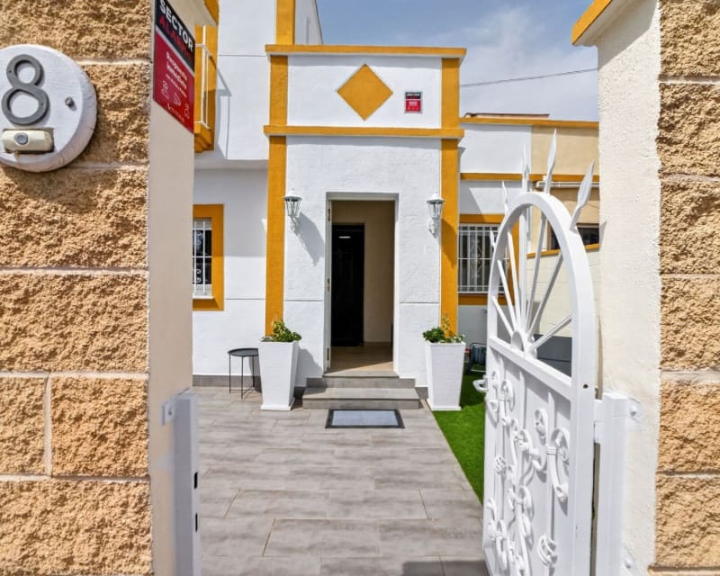 3 bedroom Townhouse for sale in Torrevieja with pool - € 199,000 (Ref: 10057330)
