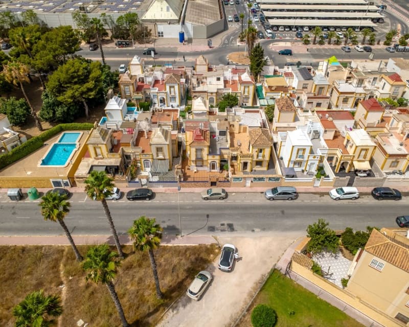 3 bedroom Townhouse for sale in Torrevieja with pool - € 199,000 (Ref: 10057330)