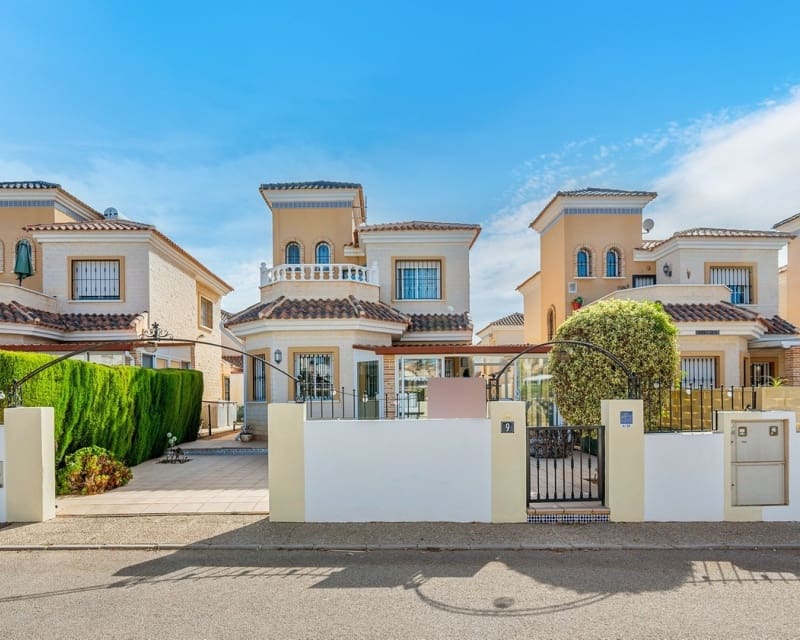 Chalet de 3 habitaciones en Guardamar del Segura en venta con piscina - 290.000 € (Ref: 10078638)