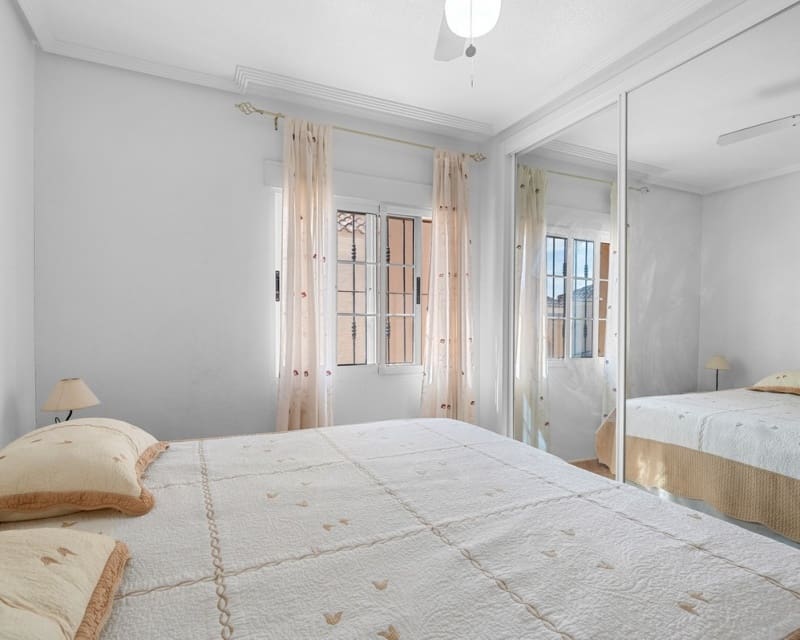 Chalet de 3 habitaciones en Guardamar del Segura en venta con piscina - 290.000 € (Ref: 10078638)