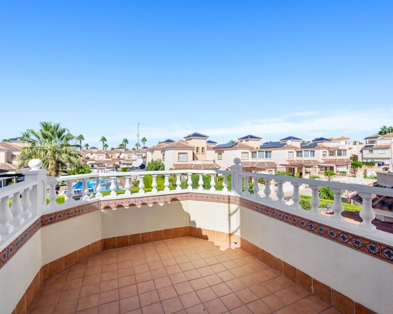 Chalet de 3 habitaciones en Guardamar del Segura en venta con piscina - 290.000 € (Ref: 10078638)