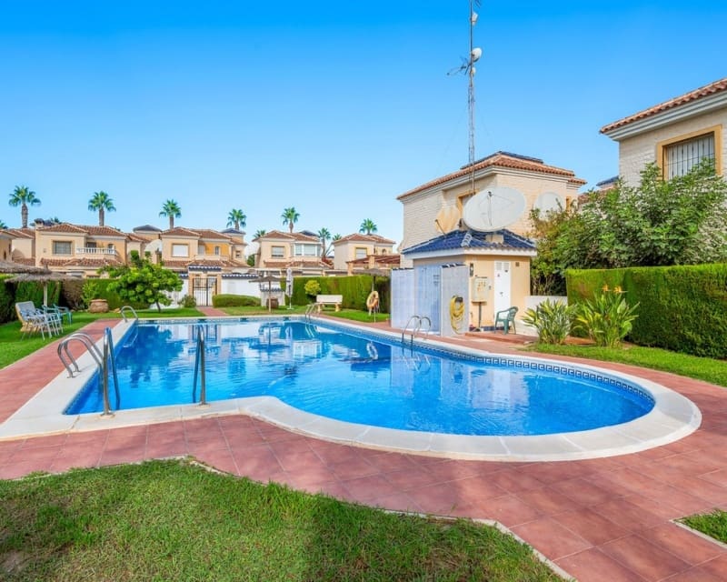 Chalet de 3 habitaciones en Guardamar del Segura en venta con piscina - 290.000 € (Ref: 10078638)