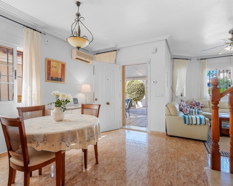 Chalet de 3 habitaciones en Guardamar del Segura en venta con piscina - 290.000 € (Ref: 10078638)