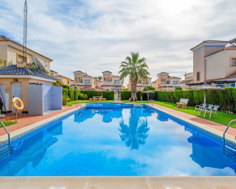 Chalet de 3 habitaciones en Guardamar del Segura en venta con piscina - 290.000 € (Ref: 10078638)