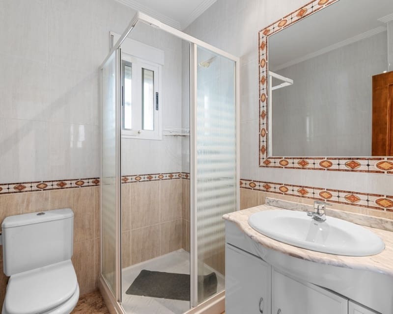 Chalet de 3 habitaciones en Guardamar del Segura en venta con piscina - 290.000 € (Ref: 10078638)