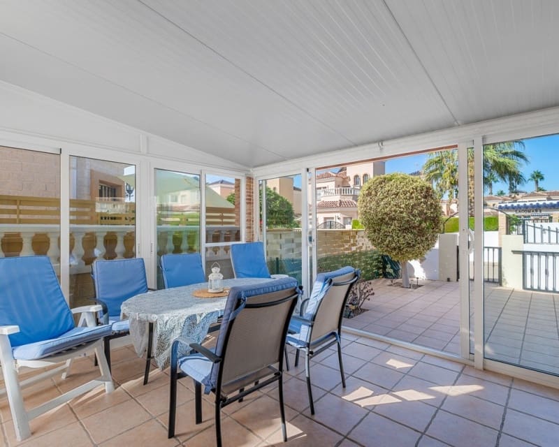 Chalet de 3 habitaciones en Guardamar del Segura en venta con piscina - 290.000 € (Ref: 10078638)