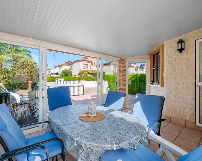 Chalet de 3 habitaciones en Guardamar del Segura en venta con piscina - 290.000 € (Ref: 10078638)