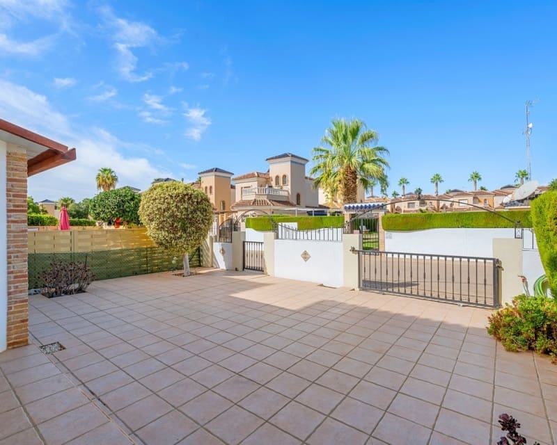 Chalet de 3 habitaciones en Guardamar del Segura en venta con piscina - 290.000 € (Ref: 10078638)