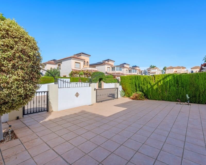 Chalet de 3 habitaciones en Guardamar del Segura en venta con piscina - 290.000 € (Ref: 10078638)