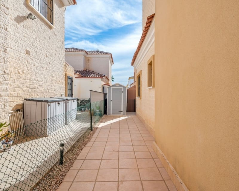 Chalet de 3 habitaciones en Guardamar del Segura en venta con piscina - 290.000 € (Ref: 10078638)