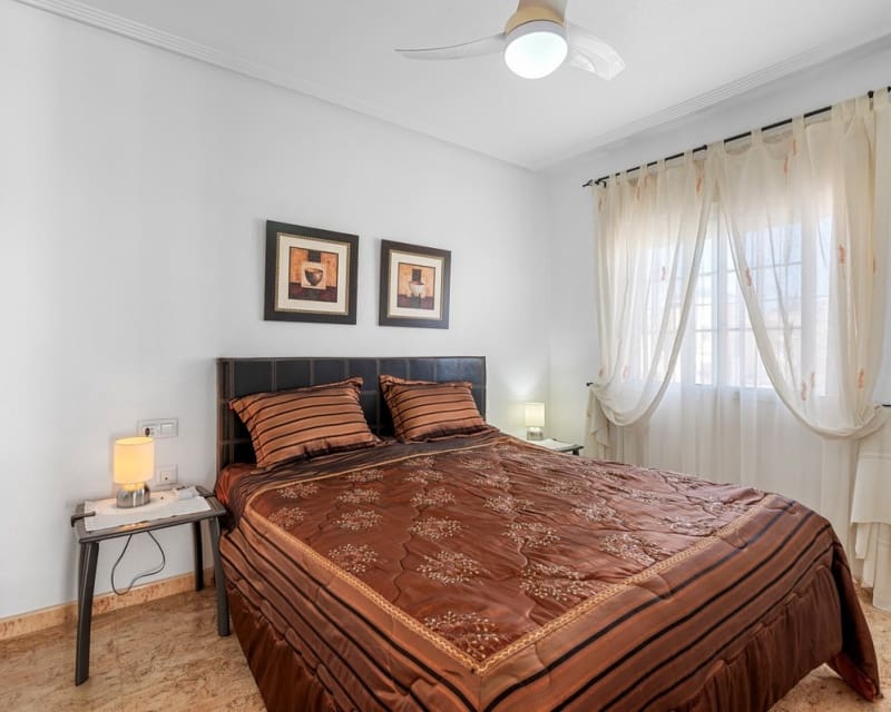 Chalet de 3 habitaciones en Guardamar del Segura en venta con piscina - 290.000 € (Ref: 10078638)