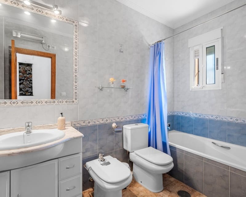 Chalet de 3 habitaciones en Guardamar del Segura en venta con piscina - 290.000 € (Ref: 10078638)