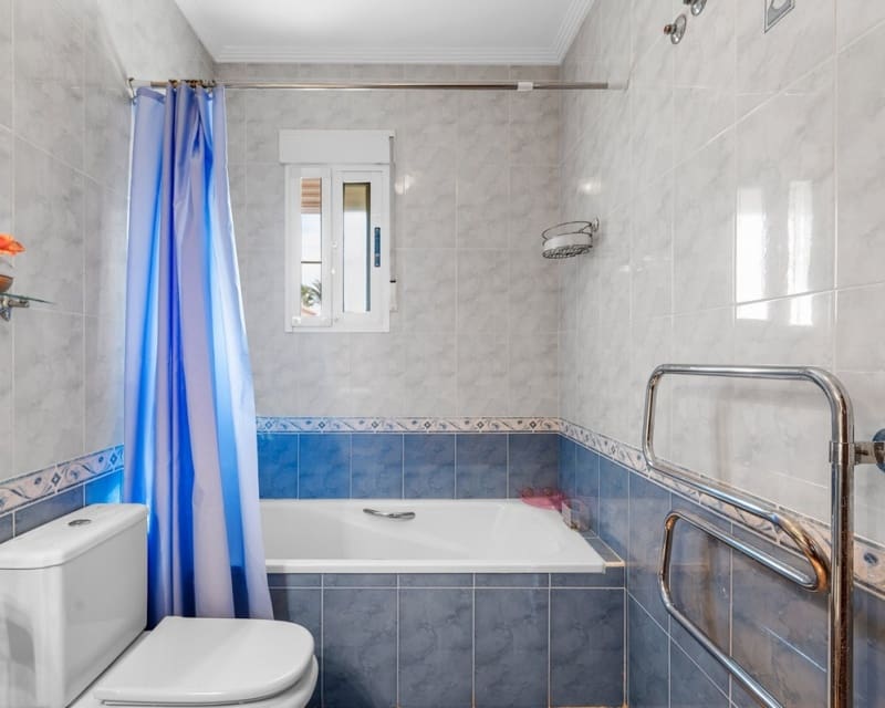 Chalet de 3 habitaciones en Guardamar del Segura en venta con piscina - 290.000 € (Ref: 10078638)