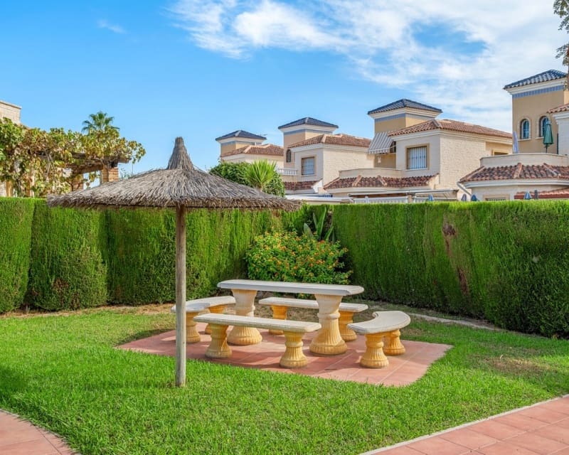 Chalet de 3 habitaciones en Guardamar del Segura en venta con piscina - 290.000 € (Ref: 10078638)