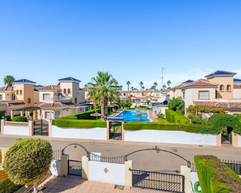 Chalet de 3 habitaciones en Guardamar del Segura en venta con piscina - 290.000 € (Ref: 10078638)