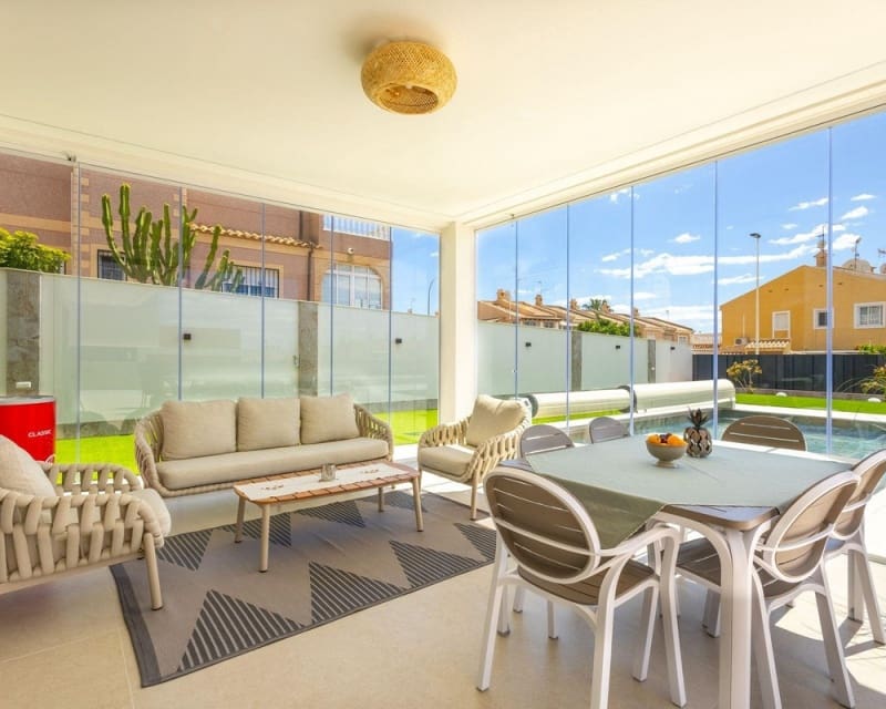 4 Zimmer Villa zu verkaufen in Torrevieja mit Pool Garage - 1.675.000 € (Ref: 10078639)