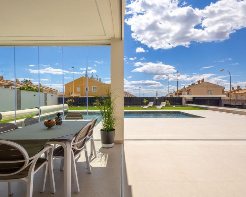4 Zimmer Villa zu verkaufen in Torrevieja mit Pool Garage - 1.675.000 € (Ref: 10078639)
