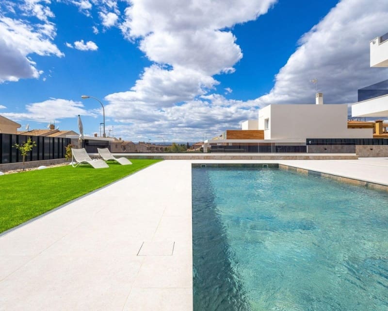 4 Zimmer Villa zu verkaufen in Torrevieja mit Pool Garage - 1.675.000 € (Ref: 10078639)