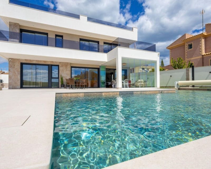 4 Zimmer Villa zu verkaufen in Torrevieja mit Pool Garage - 1.675.000 € (Ref: 10078639)