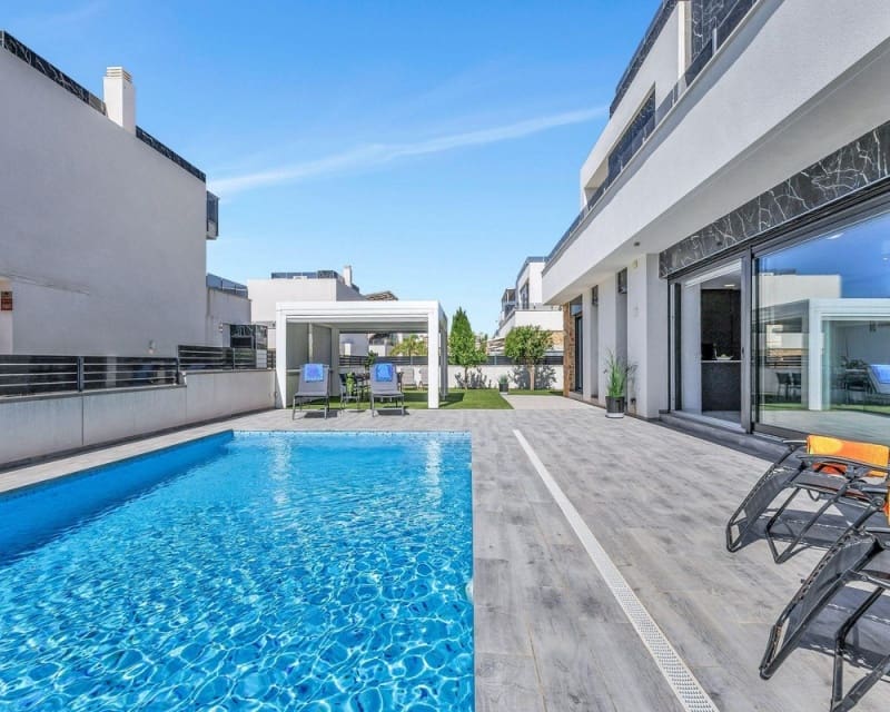 3 Zimmer Villa zu verkaufen in Torrevieja mit Pool - 749.900 € (Ref: 10078640)