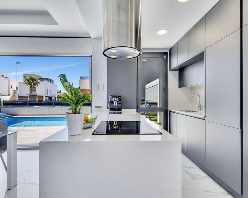 3 Zimmer Villa zu verkaufen in Torrevieja mit Pool - 749.900 € (Ref: 10078640)