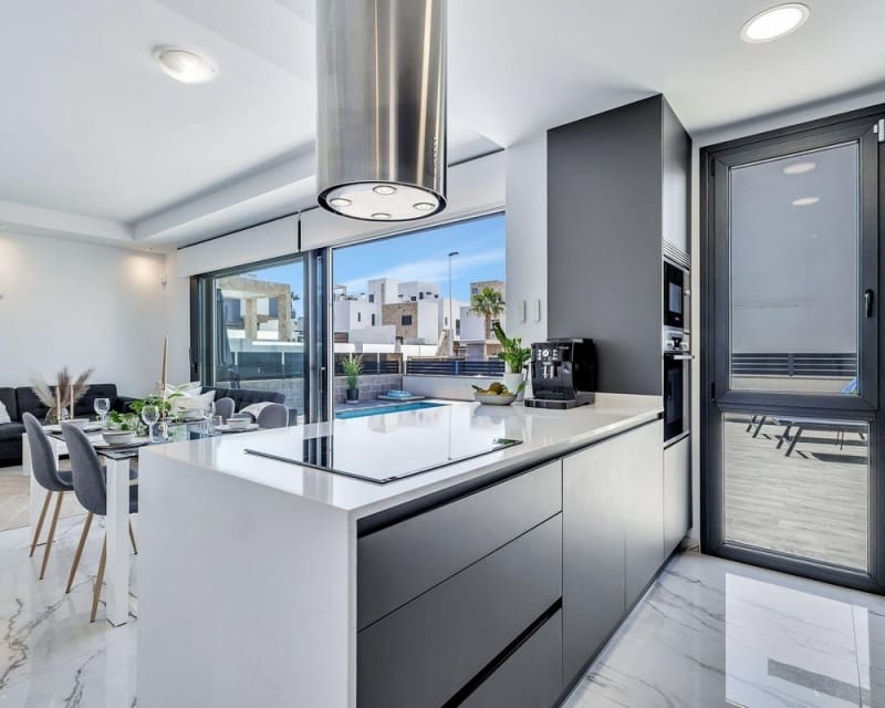 3 Zimmer Villa zu verkaufen in Torrevieja mit Pool - 749.900 € (Ref: 10078640)