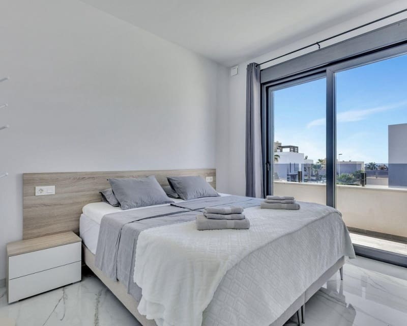 3 Zimmer Villa zu verkaufen in Torrevieja mit Pool - 749.900 € (Ref: 10078640)
