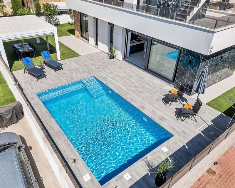 3 Zimmer Villa zu verkaufen in Torrevieja mit Pool - 749.900 € (Ref: 10078640)