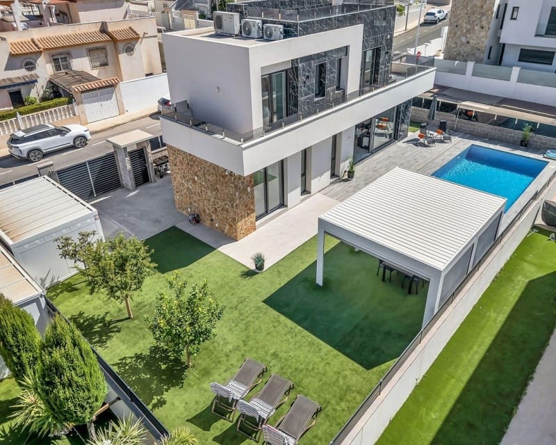 3 Zimmer Villa zu verkaufen in Torrevieja mit Pool - 749.900 € (Ref: 10078640)