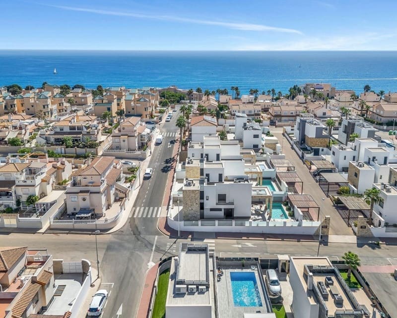 3 Zimmer Villa zu verkaufen in Torrevieja mit Pool - 749.900 € (Ref: 10078640)