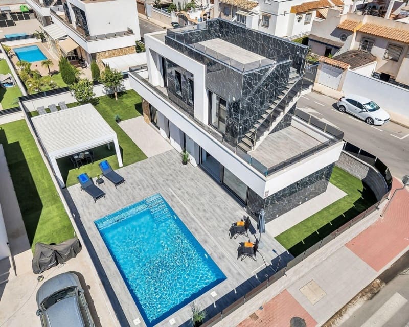 3 Zimmer Villa zu verkaufen in Torrevieja mit Pool - 749.900 € (Ref: 10078640)