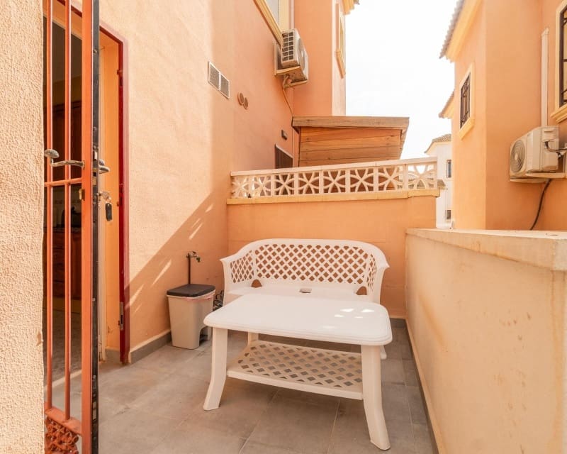 3 makuuhuone Omakotitalo myytävänä paikassa Playa Flamenca mukana uima-altaan - 225 000 € (Ref: 10078643)