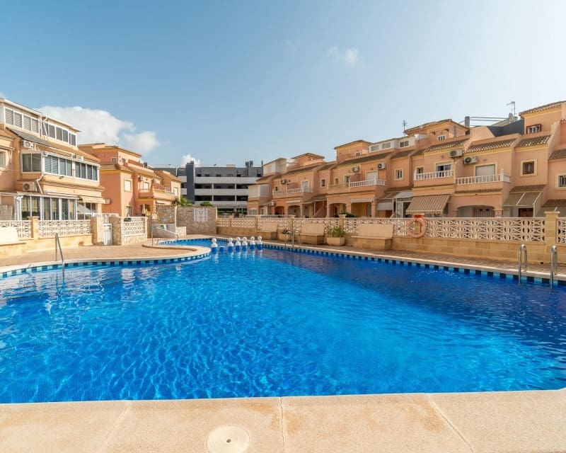 3 makuuhuone Omakotitalo myytävänä paikassa Playa Flamenca mukana uima-altaan - 225 000 € (Ref: 10078643)