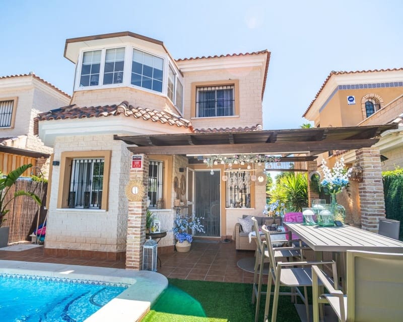 Chalet de 3 habitaciones en El Raso en venta con piscina - 299.500 € (Ref: 10101486)