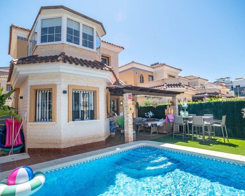Chalet de 3 habitaciones en El Raso en venta con piscina - 299.500 € (Ref: 10101486)