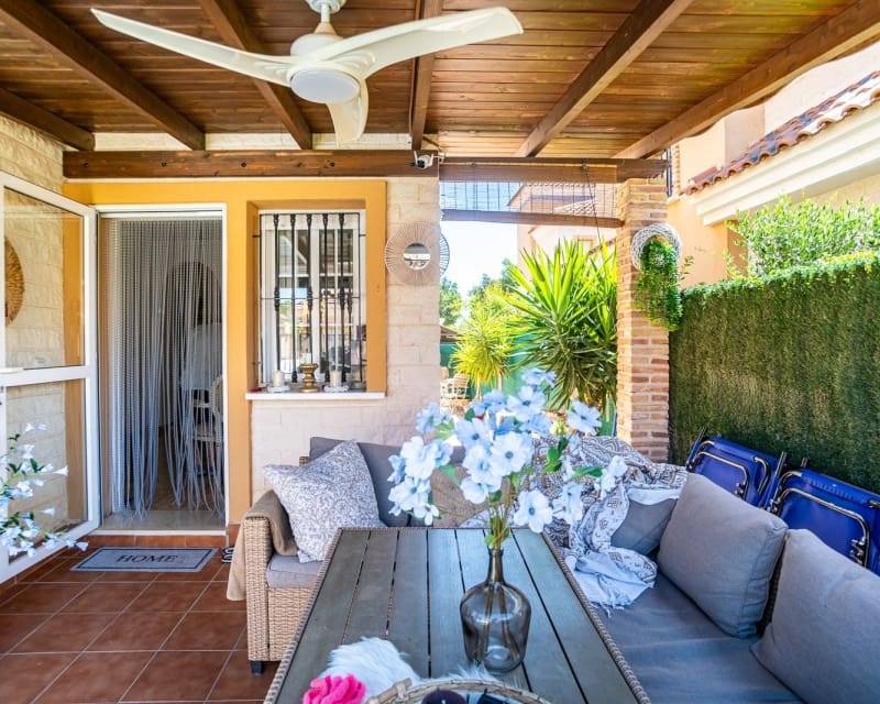 Chalet de 3 habitaciones en El Raso en venta con piscina - 299.500 € (Ref: 10101486)
