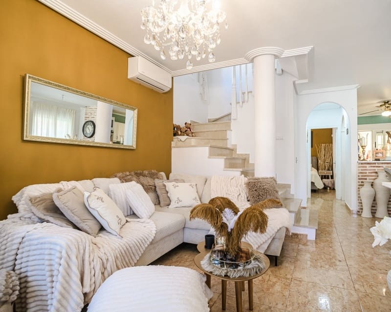 Chalet de 3 habitaciones en El Raso en venta con piscina - 299.500 € (Ref: 10101486)