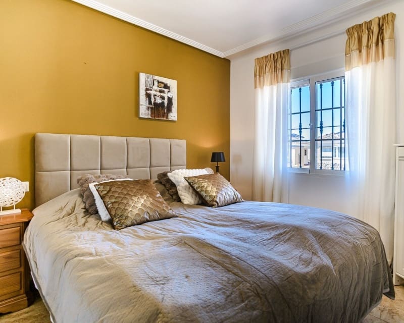 Chalet de 3 habitaciones en El Raso en venta con piscina - 299.500 € (Ref: 10101486)
