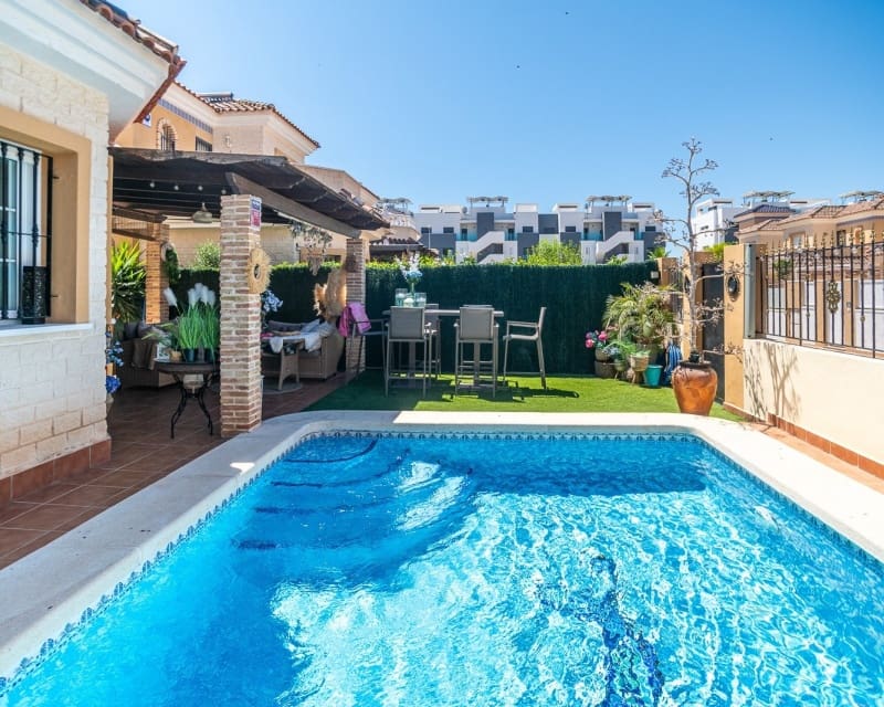 Chalet de 3 habitaciones en El Raso en venta con piscina - 299.500 € (Ref: 10101486)