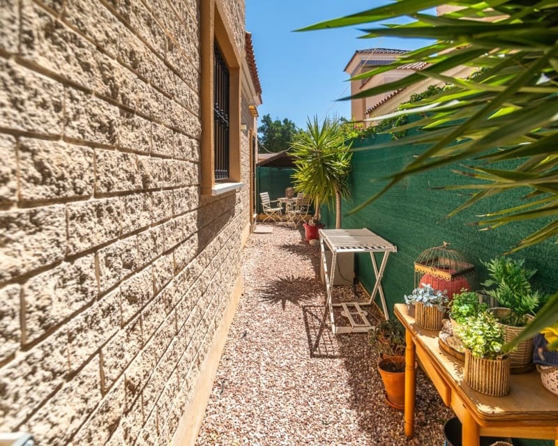 Chalet de 3 habitaciones en El Raso en venta con piscina - 299.500 € (Ref: 10101486)