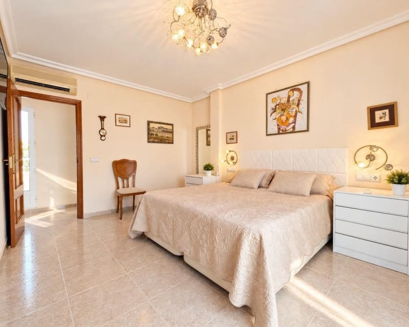3 soveværelse Villa til salg i Villamartin med swimmingpool - € 369.000 (Ref: 10101504)