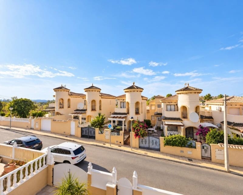 3 soveværelse Villa til salg i Villamartin med swimmingpool - € 369.000 (Ref: 10101504)